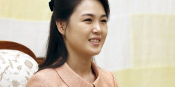 Alldaynews.gr Η μυστική ζωή της γυναίκας του Κιμ Γιονγκ Ουν -Αξιωματούχοι «έσβησαν» το παρελθόν της, άγνωστη η ηλικία της