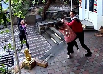 Προπονητής Πολεμικών Τεχνών φτύνει και χτυπάει άγρια πωλήτρια επειδή του ζήτησε να βάλει μάσκα[video]