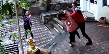 Προπονητής Πολεμικών Τεχνών φτύνει και χτυπάει άγρια πωλήτρια επειδή του ζήτησε να βάλει μάσκα[video]