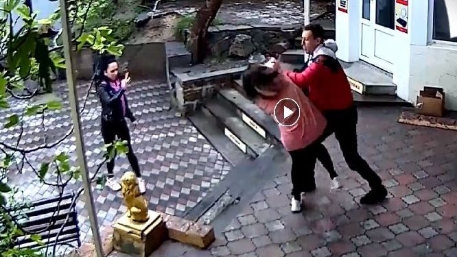 Προπονητής Πολεμικών Τεχνών φτύνει και χτυπάει άγρια πωλήτρια επειδή του ζήτησε να βάλει μάσκα[video]