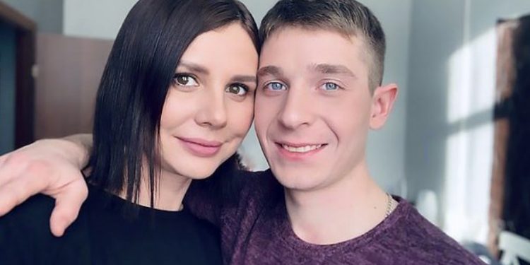 Alldaynews.gr Η 35χρονη Μαρίνα ετοιμάζεται να παντρευτεί τον θετό γιο της