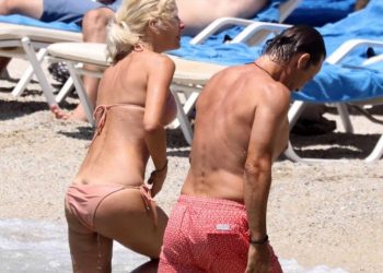 Αρετουσάριστες φωτογραφίες απο την παραλία της Ελένης Μενεγάκη!