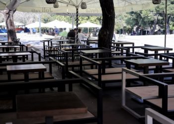 ΕΚΤΑΚΤΟ! Μειώνεται ο ΦΠΑ στην εστίαση: Πιο φθηνά καφές και αναψυκτικά – Μείωση στα εισιτήρια