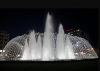 Λαμπερά εγκαίνια για την πλατεία Ομονοίας – Κλέβει τις εντυπώσεις το σιντριβάνι[photos]