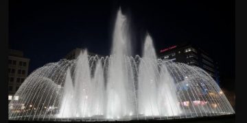 Λαμπερά εγκαίνια για την πλατεία Ομονοίας – Κλέβει τις εντυπώσεις το σιντριβάνι[photos]