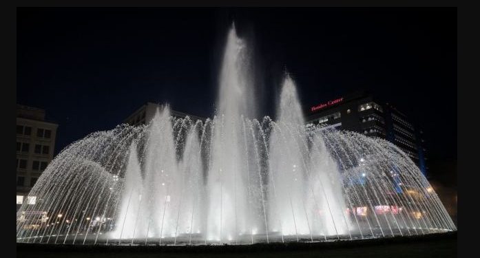 Λαμπερά εγκαίνια για την πλατεία Ομονοίας – Κλέβει τις εντυπώσεις το σιντριβάνι[photos]