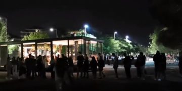 Alldaynews.gr Θεσσαλονίκη: Όλοι με ένα ποτό… στο χέρι! Ουρές στη νέα παραλία για ένα κοκτέιλ (videos)