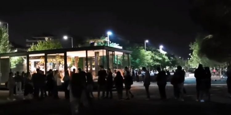 Alldaynews.gr Θεσσαλονίκη: Όλοι με ένα ποτό… στο χέρι! Ουρές στη νέα παραλία για ένα κοκτέιλ (videos)