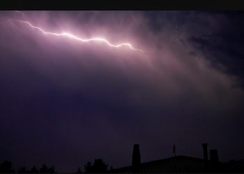 Κεραυνοί σαρώνουν την Ελλάδα -Έπεσαν πάνω από 6.700, στο επίκεντρο ο Θερμαϊκός