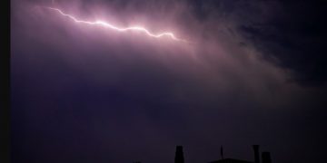 Alldaynews.gr Κεραυνοί σαρώνουν την Ελλάδα -Έπεσαν πάνω από 6.700, στο επίκεντρο ο Θερμαϊκός