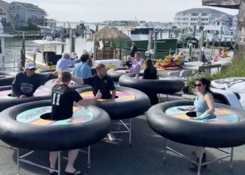 Εστιατόριο βρήκε τον πιο ιδιαίτερο τρόπο για να κρατούνται οι αποστάσεις[video]