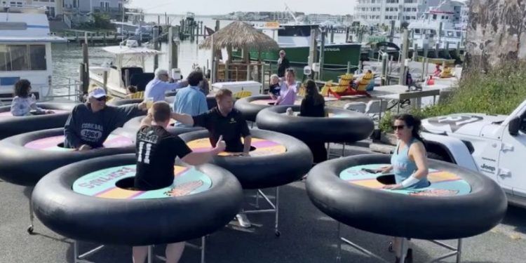 Εστιατόριο βρήκε τον πιο ιδιαίτερο τρόπο για να κρατούνται οι αποστάσεις[video]