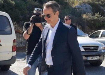 Κυριάκος Μητσοτάκης: Οι πρώτες φωτογραφίες από το μνημόσυνο του πατέρα του – Στο πλευρό του η Μαρέβα