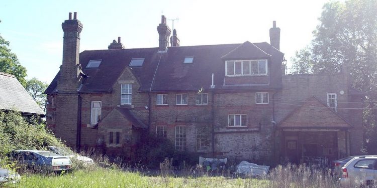Η μυστηριώδης ζωή του εξαφανισμένου Έλληνα ιδιοκτήτη της έπαυλης «φάντασμα» στην Αγγλία[photos]