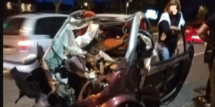 Alldaynews.gr Λ. Μαραθώνος: 25χρονη μιλούσε στο κινητό και καρφώθηκε σε κολόνα της ΔΕΗ-Σοκαριστικές Εικόνες