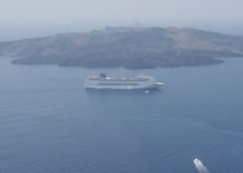 Ανησυχία στη Σαντορίνη από εμφάνιση κρουαζιερόπλοιου
