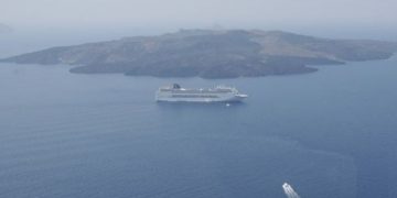 Ανησυχία στη Σαντορίνη από εμφάνιση κρουαζιερόπλοιου