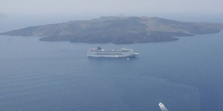 Ανησυχία στη Σαντορίνη από εμφάνιση κρουαζιερόπλοιου