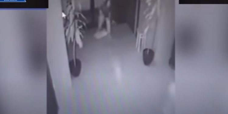 Σοκαριστικό βίντεο: 21χρονη πετάει το νεογγένητο μωρό της σε καβγά με τον πατέρα του