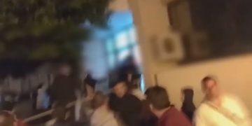 Χαμός στα Μέγαρα για την δομή υποδοχής μεταναστών: Προπηλάκισαν τον Γιώργο Τσίπρα – «Προδότη, ξεφτίλα»! Απών η ΝΔ[video]