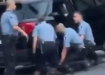 «Δεν μπορώ να ανασάνω»: Νέο βίντεο δείχνει τρεις αστυνομικούς να πατάνε τον Τζορτζ Φλόιντ