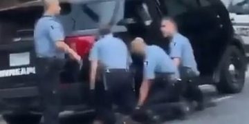 «Δεν μπορώ να ανασάνω»: Νέο βίντεο δείχνει τρεις αστυνομικούς να πατάνε τον Τζορτζ Φλόιντ