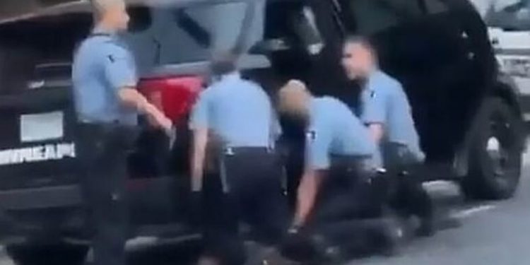 «Δεν μπορώ να ανασάνω»: Νέο βίντεο δείχνει τρεις αστυνομικούς να πατάνε τον Τζορτζ Φλόιντ