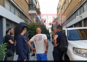 2πλο Έγκλημα Πάθους; Η 52χρονη Σφαγμένη με μια Ανθοδέσμη δίπλα και ο άντρας Νεκρός στο άλλο δωμάτιο