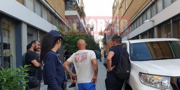 Alldaynews.gr 2πλο Έγκλημα Πάθους; Η 52χρονη Σφαγμένη με μια Ανθοδέσμη δίπλα και ο άντρας Νεκρός στο άλλο δωμάτιο