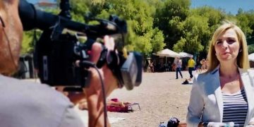 Η Δημοσιογράφος  Ρένα Κουβελιώτη, που δέχθηκε επίθεση με πέτρες: “Κάτι δεν κάνουμε σωστά όλοι μας”