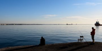 Επιτρέπεται από σήμερα το ερασιτεχνικό ψάρεμα και το κολύμπι