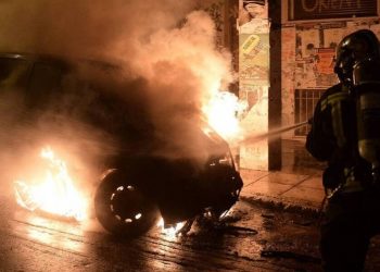 Μπαράζ επιθέσεων στην Αθήνα: Μέσα σε 10 λεπτά έκαψαν 13 οχήματα – Καμία σύλληψη