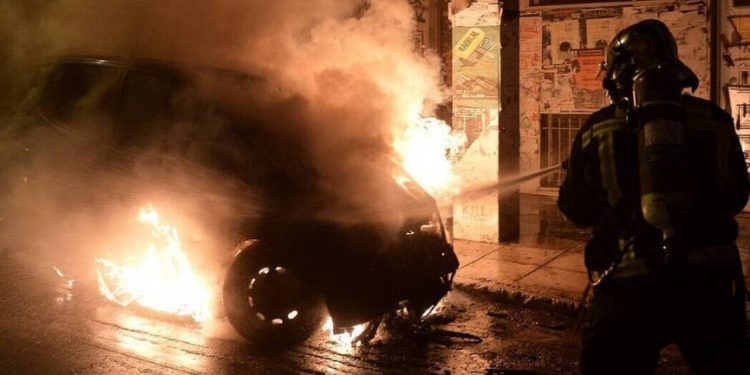 Alldaynews.gr Μπαράζ επιθέσεων στην Αθήνα: Μέσα σε 10 λεπτά έκαψαν 13 οχήματα – Καμία σύλληψη