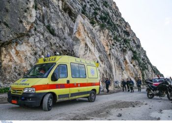 Τρίκαλα: Έπεσε σε γκρεμό αυτοκίνητο του δήμου