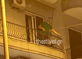 Θεσσαλονίκη: Βγήκε στο μπαλκόνι μεθυσμένος και πετούσε γλάστρες σε θαμώνες μπαρ (video)
