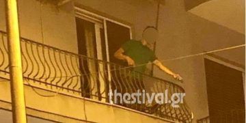 Alldaynews.gr Θεσσαλονίκη: Βγήκε στο μπαλκόνι μεθυσμένος και πετούσε γλάστρες σε θαμώνες μπαρ (video)