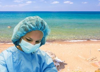 Η απάντηση στο ερώτημα που μας καίει: Κολλάει ο κορωνοϊός στην παραλία;