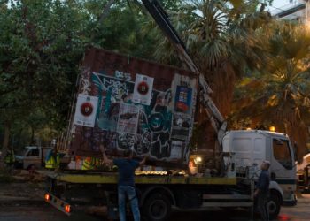 Θεσσαλονίκη: Δημόσιος Υπάλληλος έπαιρνε τον γερανό του Δήμου και φόρτωνε αυτοκίνητα και τα πουλούσε!