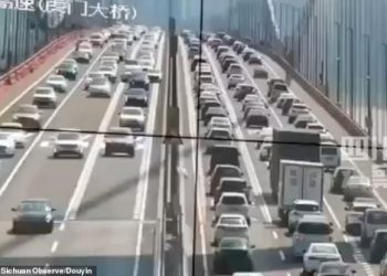Τεράστια γέφυρα γεμάτη με αυτοκίνητα ταλαντεύεται σαν πουπουλο από τους ανέμους (Video)