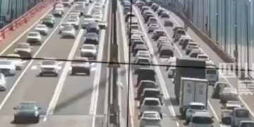 Τεράστια γέφυρα γεμάτη με αυτοκίνητα ταλαντεύεται σαν πουπουλο από τους ανέμους (Video)