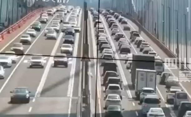 Τεράστια γέφυρα γεμάτη με αυτοκίνητα ταλαντεύεται σαν πουπουλο από τους ανέμους (Video)