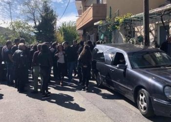 Σπαραγμός στην κηδεία του Γιώργου Ξυλούρη! Τελευταίο αντίο λίγο μετά τη βάφτιση του παιδιού του