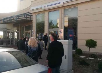 Έφτυσε αστυνομικούς που έκαναν συστάσεις για συνωστισμό σε κατάστημα της ΔΕΗ