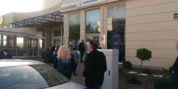 Έφτυσε αστυνομικούς που έκαναν συστάσεις για συνωστισμό σε κατάστημα της ΔΕΗ