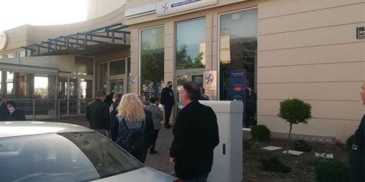 Έφτυσε αστυνομικούς που έκαναν συστάσεις για συνωστισμό σε κατάστημα της ΔΕΗ