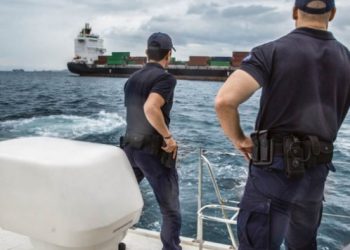 Alldaynews.gr Συμβαίνει Τώρα! Αγνοείται 27χρονος δόκιμος ναυτικός  που έπεσε στη θάλασσα – Τι κατέγραψαν οι κάμερες