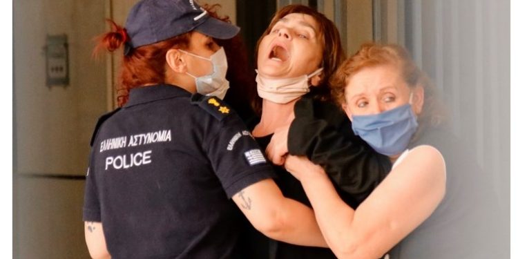 Δίκη Τοπαλούδη: Συγκλόνισε η μητέρα της – «Το κοπρόσκυλο βίασε και σκότωσε το παιδί μου»[photos]