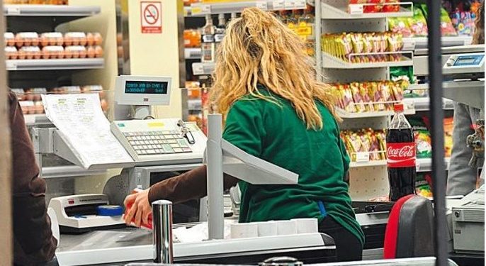 Alldaynews.gr Καταγγελία: Πασίγνωστη αλυσίδα Super Market έδιωξε υπάλληλο επειδή έφαγε ληγμένο κρουασάν