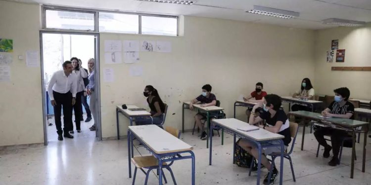 Alldaynews.gr Μπήκε και έκανε τον …“καθηγητής” – Στο 7ο γυμνάσιο Αθηνών ο Κυριάκος Μητσοτάκης (pics)