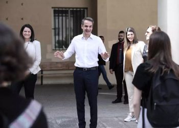 Μπήκε και έκανε τον …“καθηγητής” – Στο 7ο γυμνάσιο Αθηνών ο Κυριάκος Μητσοτάκης (pics)